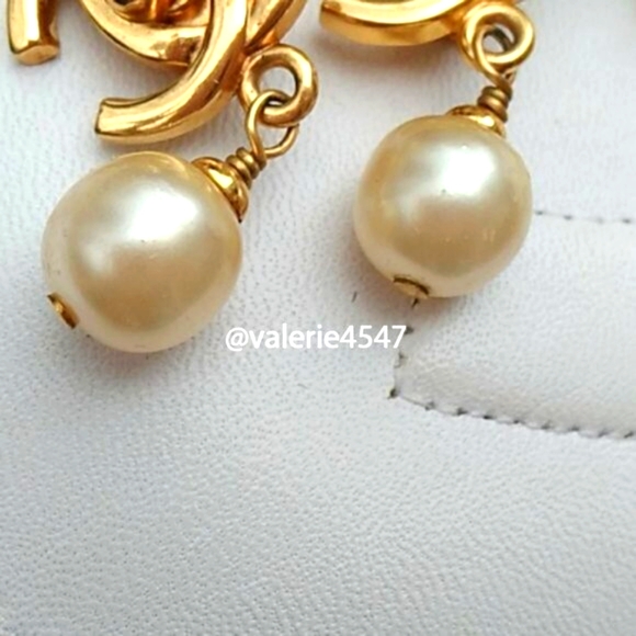 Elegant Vintage Chanel Clip-on Pearl Earrings! - Picture 4 of 6